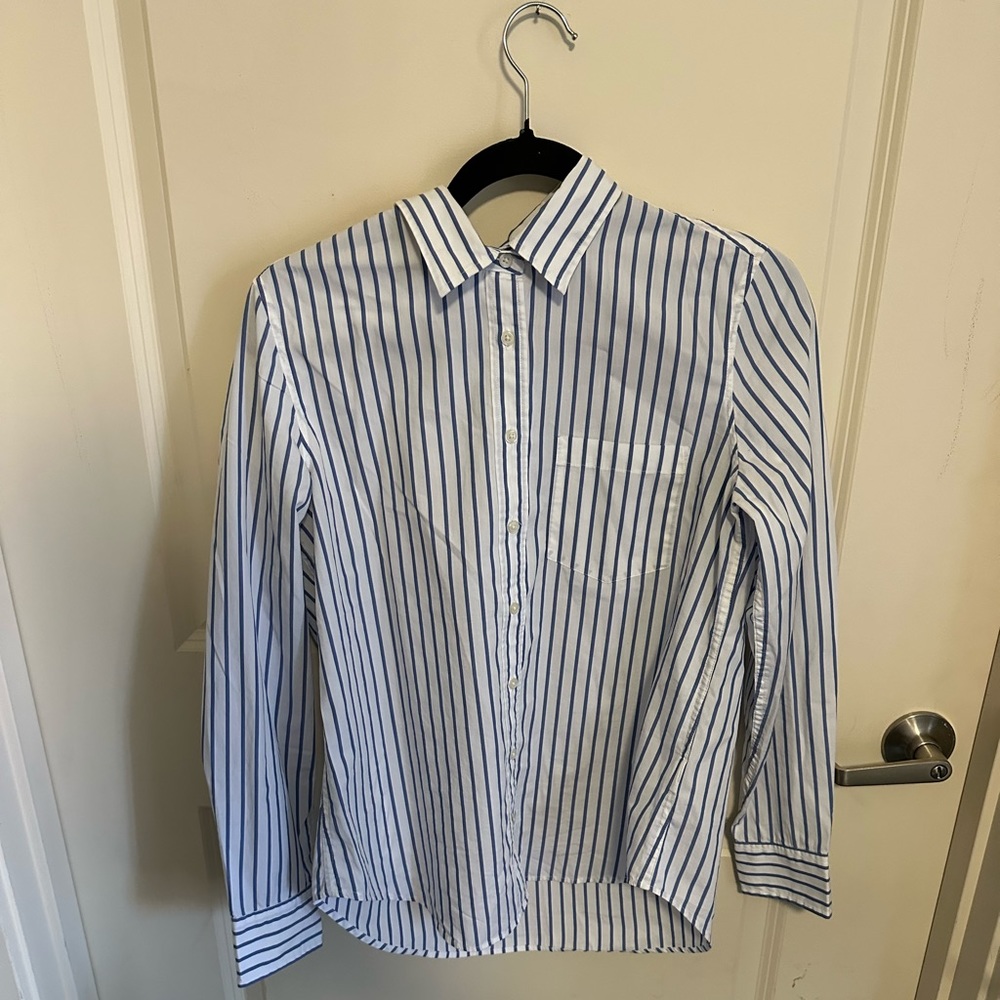 Woman’s gap button up long sleeve